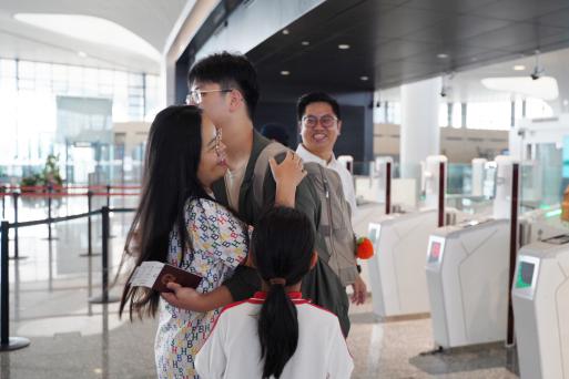 The Whole Family Mobilizes to See Off Classmat